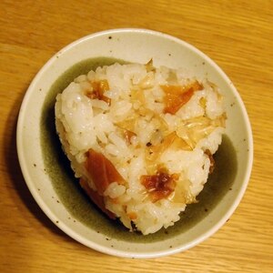 カリカリ梅とかつおぶしのおにぎり レシピ 作り方 By ピッ君0129 楽天レシピ カリカリ梅とかつおぶしのおにぎり レシピ 作り方 By ピッ君0129 楽天レシピ
